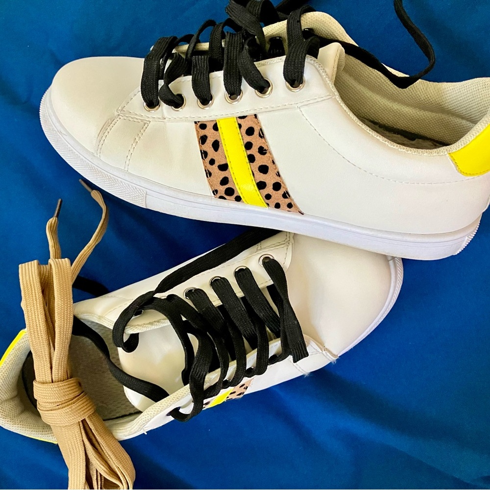 Women’s very cool size 8 sneakers with extra laces